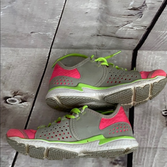 Under Armour micro g 4D foam sneaker in 5.5 - Picture 16 of 16